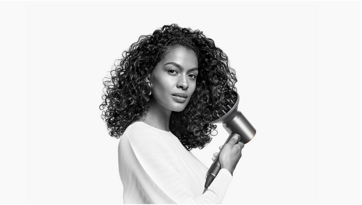 Dyson Supersonic Wavy to Curly Hair in use curly hair