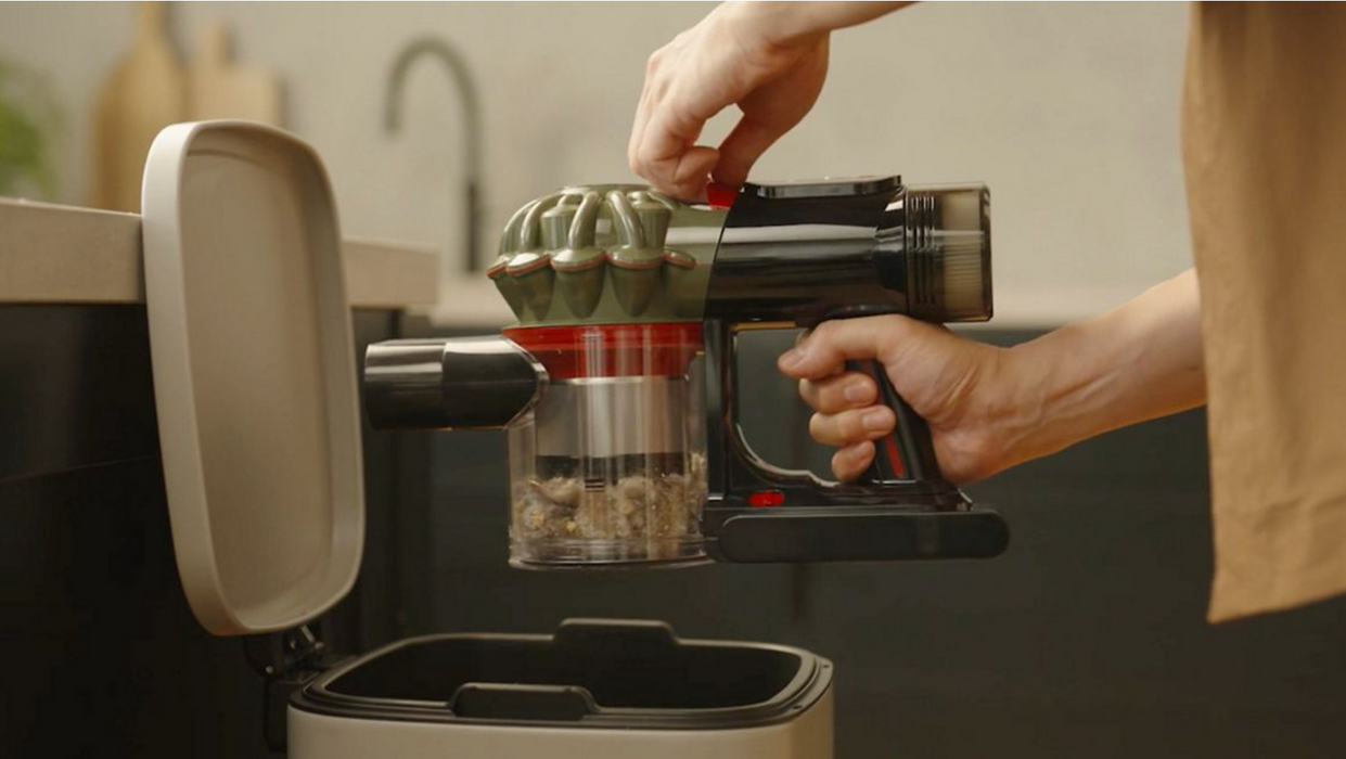 v8cyclone no touch emptying of bin 